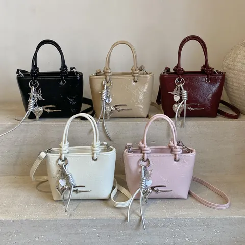 Sac Seau Rétro en Cuir PU pour Femmes Sac à Main Décontracté Sac Bandoulière avec Pendentif Métal