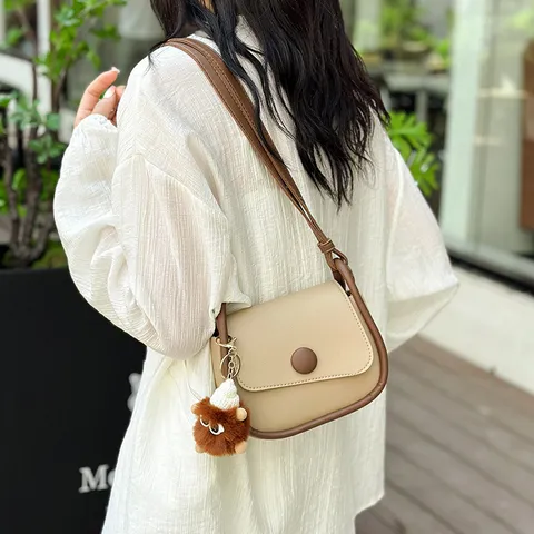 Sac Bandoulière en Cuir PU Mode pour Femmes Sac à Main d'Épaule Chic Décontracté Avec Pendentif en Peluche Mignon Petit Sac Carré
