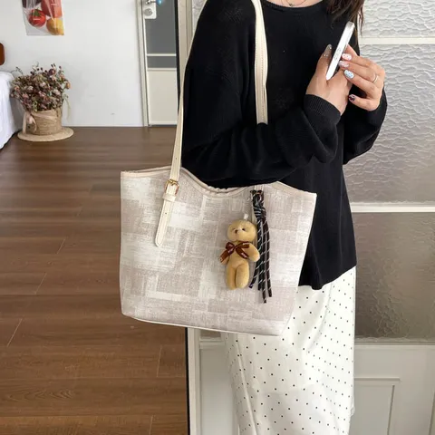 Sac Cabas Mode Grande Capacité pour Femme Décontracté Trajet Cuir PU Sac Bandoulière Avec Pendentif Sac à Main Quotidien