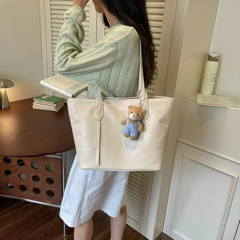 Femmes Grand Capacité Tote Bag Décontracté Cuir PU Sac Porté Épaule Commuter Avec Pendentif Ours Mignon Sac à Main Mode
