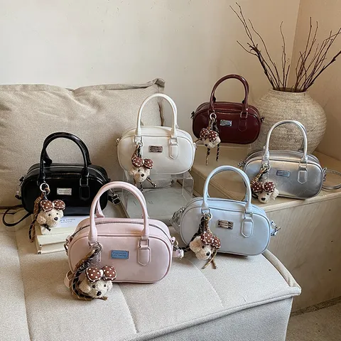 Sac Bandoulière Bowling en Cuir PU Rétro Couleur Unie pour Femmes Sac à Main avec Joli Pendentif Ours