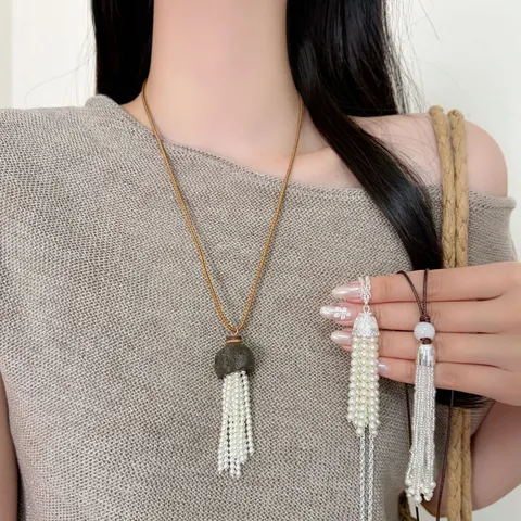 Nischen-Design Qualle Künstliche Perle Quaste Lange Halskette Für Damen Koreanischer Ins-Stil Handgefertigtes Lederseil Legierung Anhänger Pullover Kette Schmuck