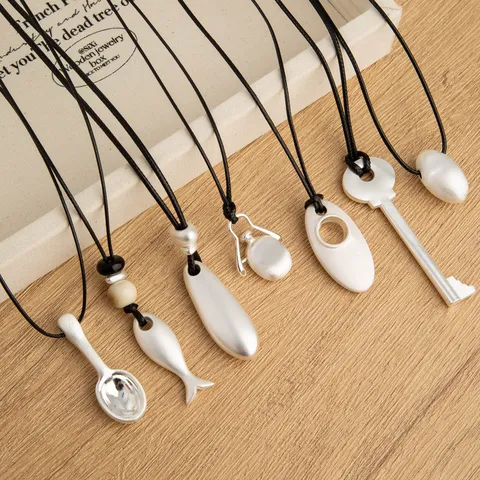 Collana con Ciondolo in Rame Argento Opaco Minimalista Catena Lunga in Cordino di Pelle Nera Cuore Goccia Pesce Animale Geometrico Maglione Catena Gioielli Regali per Donna Quotidiano