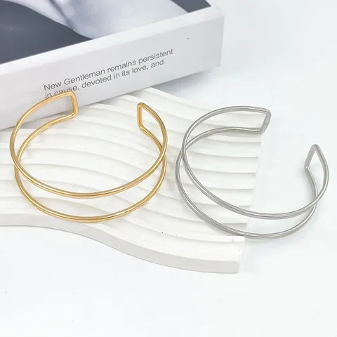 Bracciale Rigido Aperto da Braccio in Metallo alla Moda per Donna Braccialetto Multistrato Svuotato Esagerato Stile Punk Regalo