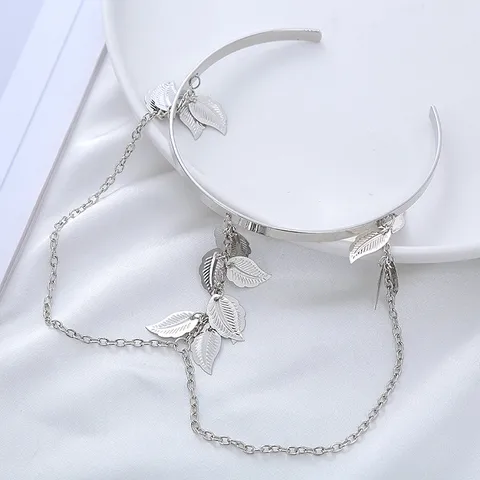 Bracciale da Braccio a Catena Con Nappina a Foglia di Moda Bracciale Aperto in Metallo Lucido Ciondolo a Foglia Catena del Corpo Gioielli da Donna Fotografia di Strada