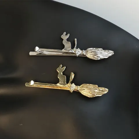 Cute Magic Cat Riding Broom Metal Bobby Pin Personalized Creative Bangs Hair Clip Unique Halloween Cosplay Headwear Casual Jewelry Gift For Women