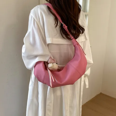 Sac à Bandoulière Élégant pour Femme en Cuir PU Sac Hobo Croissant Sac à Main Casual avec Joli Pendentif