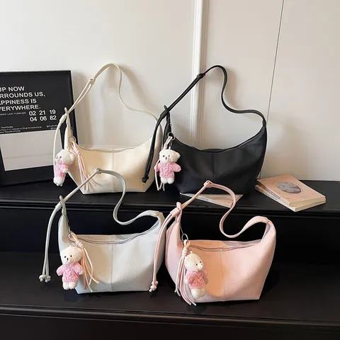Grand Capacité Femmes Sac Bandoulière Mode Casual Dumpling Sac Polyvalent Crossbody Sac Avec Pendentif Ours Sac à Main