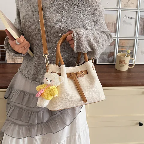 Sac Bandoulière en Cuir PU Bicolore Style Coréen pour Femmes Mode Sac à Main Sac Seau Décontracté avec Pendentif