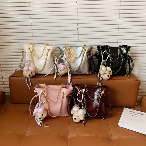 Sac Seau Matelassé pour Femmes en Cuir PU Chaîne Bandoulière Sac à Main Décontracté avec Pendentif Ours