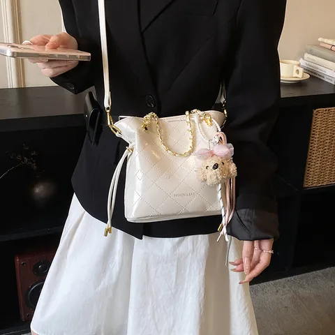 Sac Seau Matelassé pour Femmes en Cuir PU Chaîne Bandoulière Sac à Main Décontracté avec Pendentif Ours