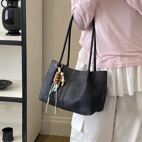 Sac Cabas Minimaliste en Cuir Synthétique Style Coréen Grande Capacité Sac Bandoulière Décontracté Avec Pendentif Perlé Pour Femmes