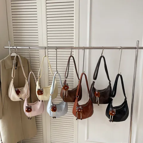 Sac à Bandoulière en Cuir PU Grande Capacité pour Femmes Vintage Casual Hobo Sac Croisé Avec Joli Pendentif en Peluche Sac à Main de Banlieue