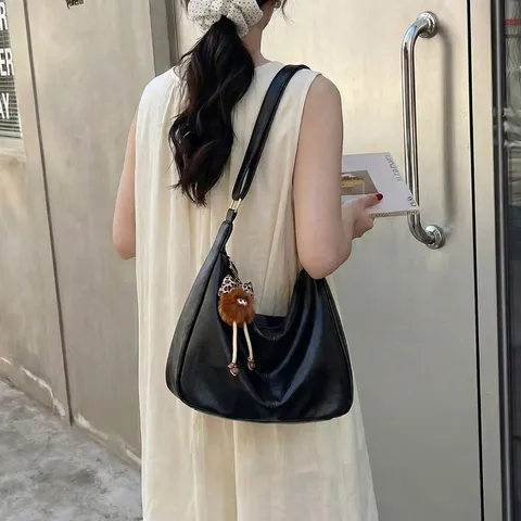Sac à Bandoulière en Cuir PU Grande Capacité pour Femmes Vintage Casual Hobo Sac Croisé Avec Joli Pendentif en Peluche Sac à Main de Banlieue