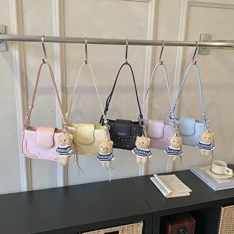 Femmes Mode Décontracté Sac à Bandoulière Cuir PU Gaufré Étoile Sac Aisselle Bandoulière Avec Pendentif Ours Urbain Minimaliste Sac à Main