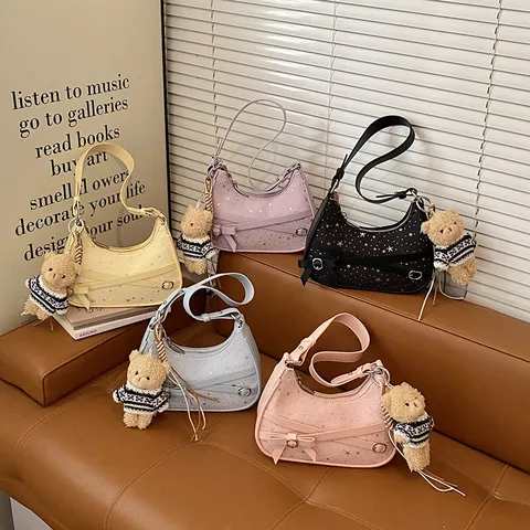 Sac Bandoulière Rétro pour Femmes en Cuir PU Imprimé Étoile Sac Aisselle Avec Nœud Et Joli Pendentif Ours Sac à Main