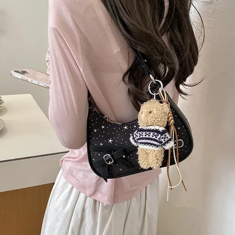 Sac Bandoulière Rétro pour Femmes en Cuir PU Imprimé Étoile Sac Aisselle Avec Nœud Et Joli Pendentif Ours Sac à Main