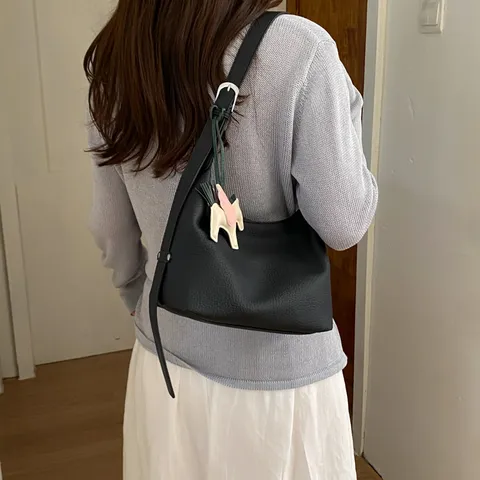 Sac Bandoulière Minimaliste En Cuir PU Sac De Pendulaire Décontracté Avec Pendentif De Cheval Sac À Main De Mode De Couleur Unie Pour Femmes