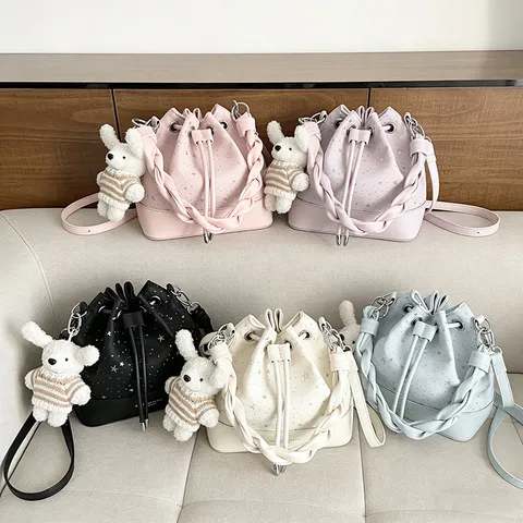 Sac Seau Plissé en Cuir PU pour Femmes Sac Bandoulière Voyage Décontracté avec Mignon Pendentif en Peluche