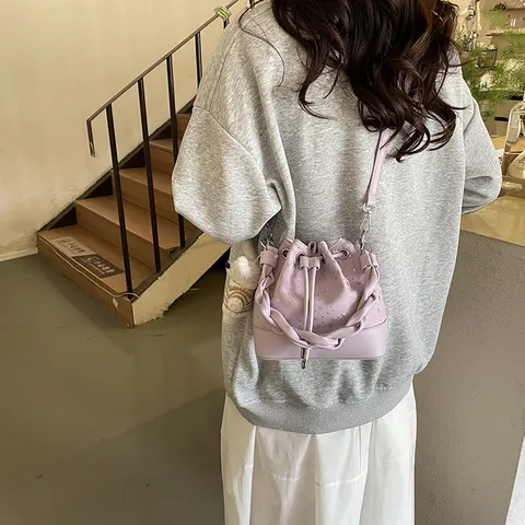 Sac Seau Plissé en Cuir PU pour Femmes Sac Bandoulière Voyage Décontracté avec Mignon Pendentif en Peluche