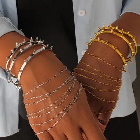Bracciale Rigido Aperto Punk in Acciaio al Titanio con Rivetti Moda Lusso Oro Argento Galvanico con Frange di Catena Regolabile per Donna Uomo Gioielli