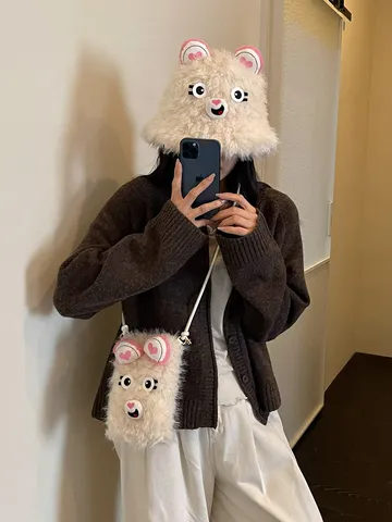 Lindo Bolso de Peluche para Teléfono de Oso de Dibujos Animados Sombrero de Pescador Conjunto Divertente Bolso Bandolera de Invierno para Mujeres