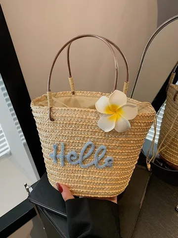 Süß Frisch Weizenstroh Gewebt Handtasche Mit Buchstabenstickerei Blumenanhänger Eimerform Kordelzug Sommer Strand Urlaub Strohtasche Für Damen