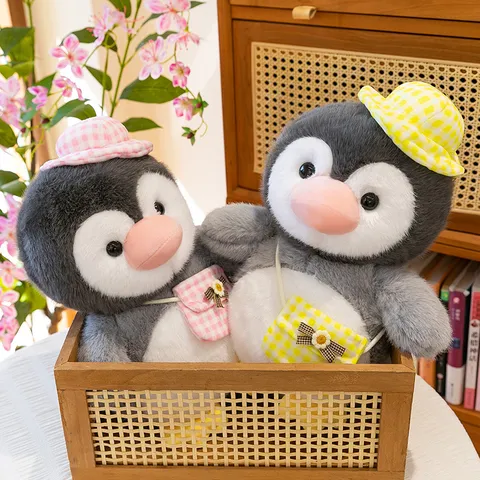 Süßer Cartoon Rucksack Pinguin Plüschtier Weiche Stoffpuppe mit Hut und Tasche Kinder Geburtstagsgeschenk Heimdekoration