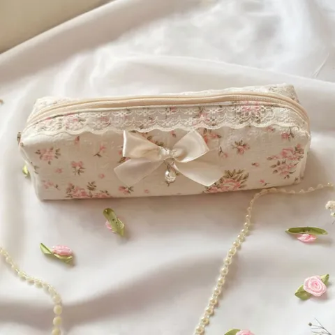 Trousse à Crayons en Dentelle Florale avec Nœud Coton Matelassé Grande Capacité Poche de Papeterie Style Doux Sac de Maquillage Rangement