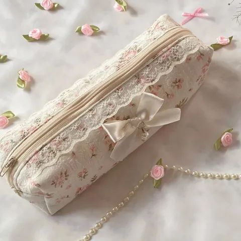 Trousse à Crayons en Dentelle Florale avec Nœud Coton Matelassé Grande Capacité Poche de Papeterie Style Doux Sac de Maquillage Rangement