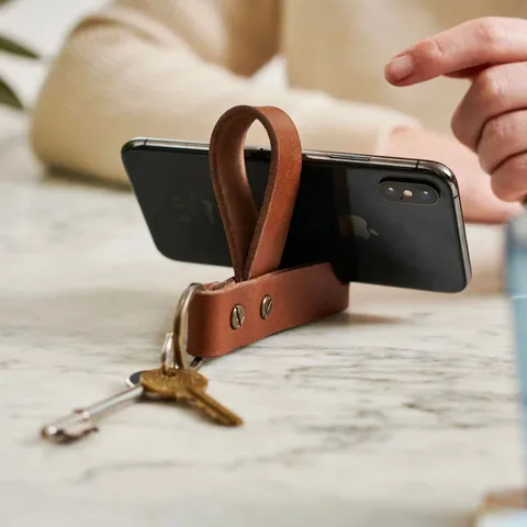 Minimalistisch Leer Telefoonstandaard Sleutelhanger Draagbare Multifunctionele Sleutelhanger Retro Hanger Voor Dagelijks Gebruik