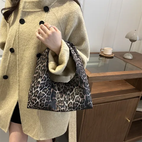 Women Leopard Print Nylon Hobo Bag Casual Casual Large Capacity Soft Shoulder Handbag Daily Commuting Tote Bag