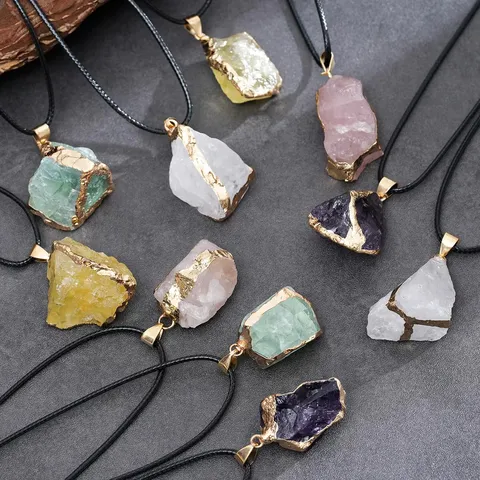 Natürlicher Kristall Rohstein Anhänger Unregelmäßiger Quarz Amethyst Charm Vergoldeter Rand DIY Schmuckherstellung Damen