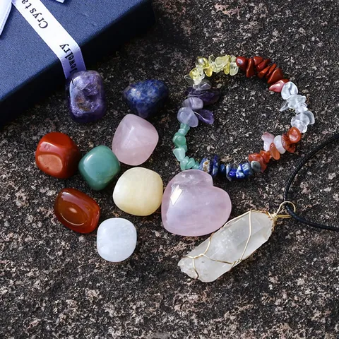 Natürlicher Kristall Halbedelstein Sieben Chakra Hexagonale Säule Anhänger Halskette Rosenquarz Herz Unregelmäßige Trommelsteine Armband Set Geschenkbox Ornamente