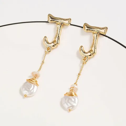 Boucles d'Oreilles Pendantes Créatives Européennes Lettre J Or Fil de Cuivre Enroulé à la Main Perle Artificielle Alliage de Zinc Bijoux Femme