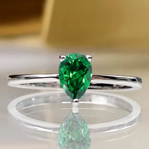 Elegante Anello in Zirconia Cubica Verde Smeraldo Taglio a Pera per Donna Rame Placcato Argento Anello a Goccia d'Acqua
