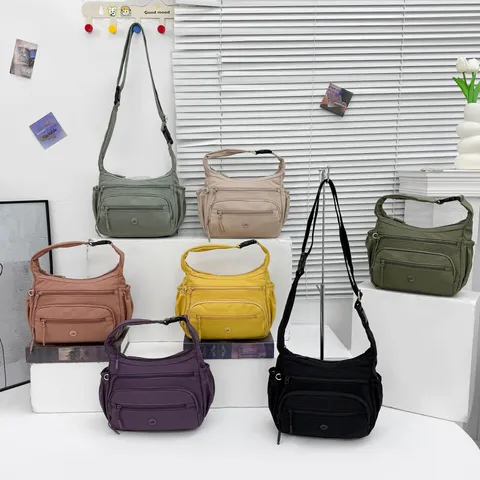 Sac Bandoulière Casual en Nylon pour Femme Grande Capacité Multi-Poches Sac à Épaule Pour Voyage Sac Sous le Bras Uni