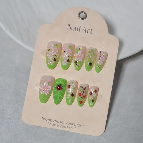 3D Carved Press-on Nails Cute Bee Flower Ladybug Design Green Gradient Leaf False Nails For Women Daily Manicure Nail Art