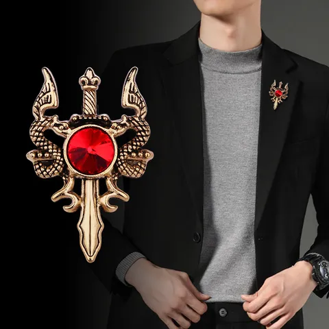 Broche Vintage de Aleación de Cinc de Dragón y Espada para Traje de Hombre Punk Británico Strass Cristal Rojo Alfiler de Solapa Insignia Joyería