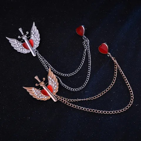Broche Vintage de Aleación con Strass Alas de Ángel Espada Corazón de Esmalte Rojo Cadena de Borlas Pin de Solapa para Parejas Hombre Mujer Joyería