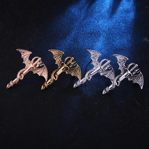 Vintage Western Style Alloy Dragon Sword Brooch For Men Wings Badge Lapel Pin Retro Mythical Magic Brooches Fairy Tale Costume Jewelry Outerwear Accessories