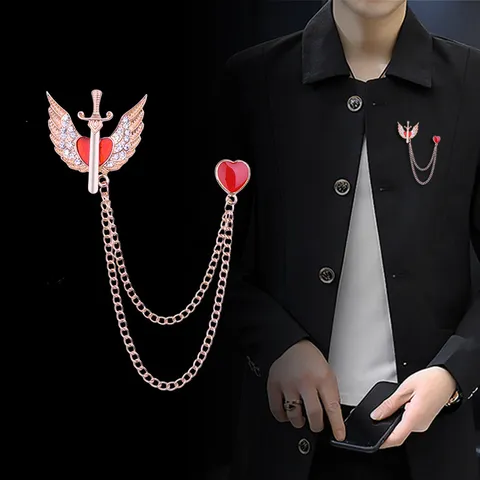 Broche Vintage de Aleación con Strass Alas de Ángel Espada Corazón de Esmalte Rojo Cadena de Borlas Pin de Solapa para Parejas Hombre Mujer Joyería