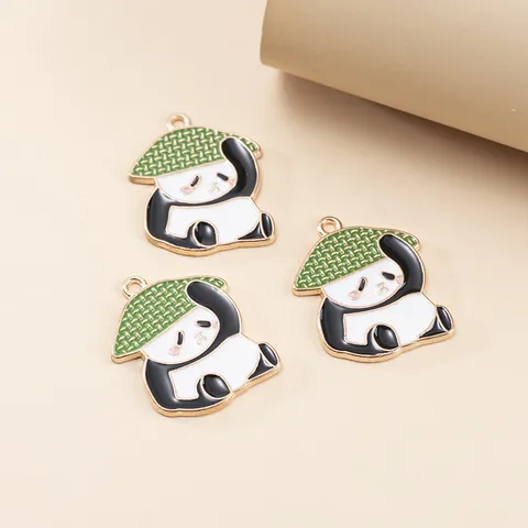 Niedliche Cartoon Panda Trägt Strohhut Legierung Anhänger Handgemachte DIY Schlüsselanhänger Tasche Ornament Emaille Tier Charm Zubehör