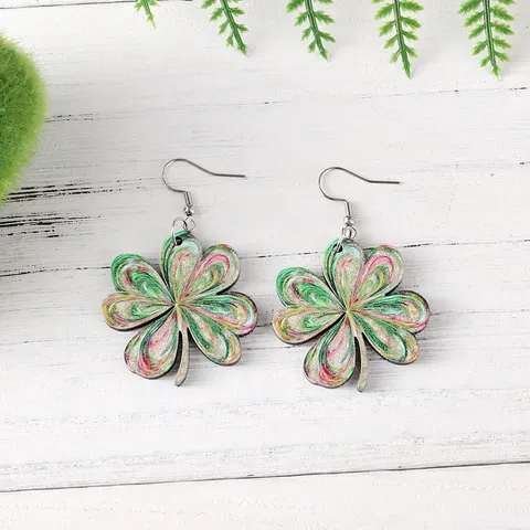 Pendientes de Madera del Día de San Patricio Pintados de Color Corazón Trébol Pendientes Colgantes Gancho de Acero Inoxidable Joyería de Fiesta para Mujer
