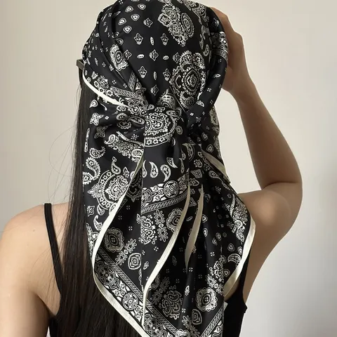 Pañuelo Triangular con Estampado Paisley para Mujer Bufanda de Satén Bandana de Verano Boho