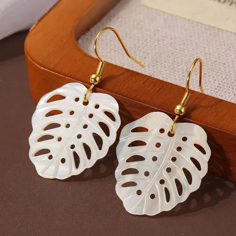 Handgemaakte Witte Schelp Monstera Blad Waaiervormige Hanger Oorbellen Roestvrij Stalen Haak Zomer Strand Sieraden Voor Dames