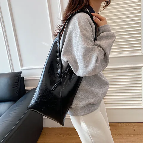 Vintage Oil Wax Leather Shoulder Underarm Bag Large Capacity Tote Bag Handmade Rivet Motorcycle Bag For Women