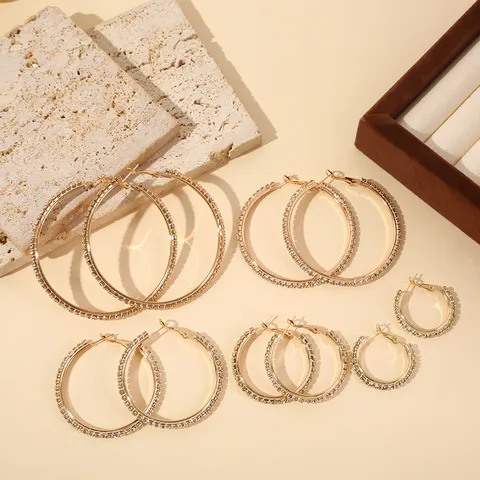Vrouwen Minimalistische Metalen Strass C-Vormige Creolen Luxe Mode Ingelegde Geometrische Oorbellen Voor Dagelijks Feest Sieraden