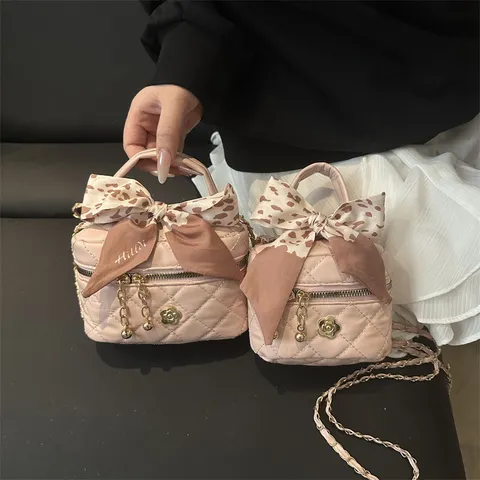 Gewatteerde Ketting Schoudertas Voor Dames PU Leer Kleine Vanity Tas Met Camelia Strik Zijde Sjaal Decoratie