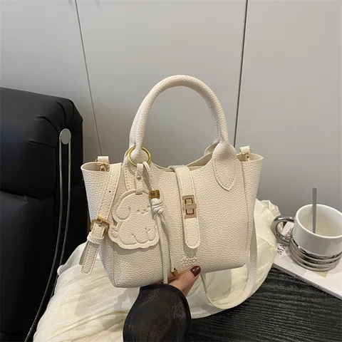 Dames PU Leer Tote Tas Mode Litchi Patroon Woon-Werk Schoudertas Met Metalen Slot Sluiting En Hanger Decor